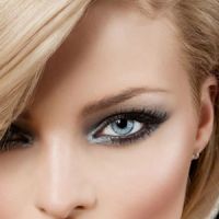 Правильный макияж для голубоглазой красотки